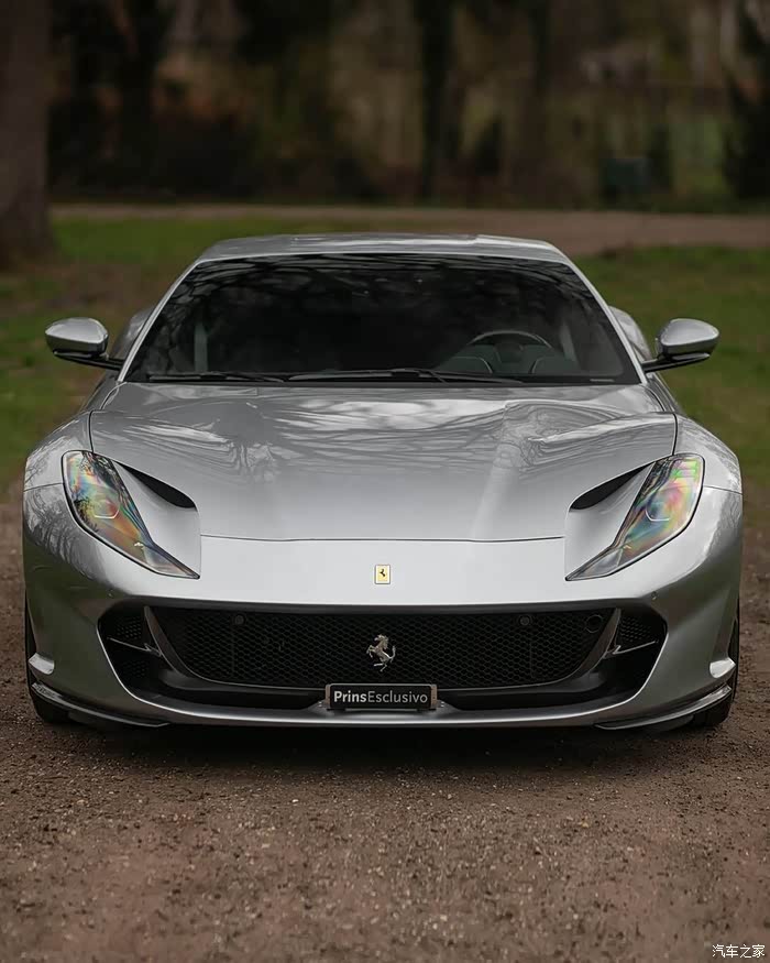 这款银白色的法拉利正脸就是帅气那圆圆红色的尾灯真是酷炫