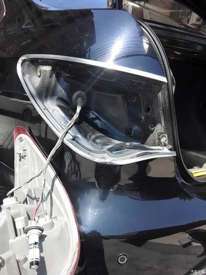 更换经轩的倒车灯