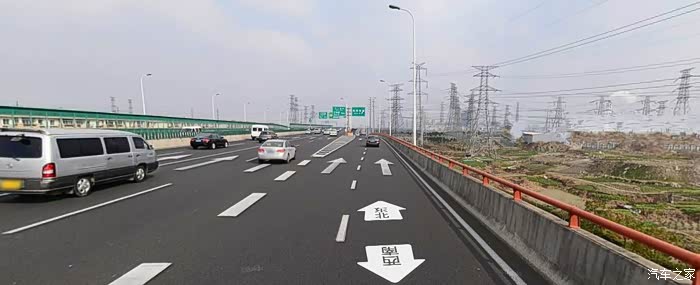 在靠近匝道时又分成两根车道