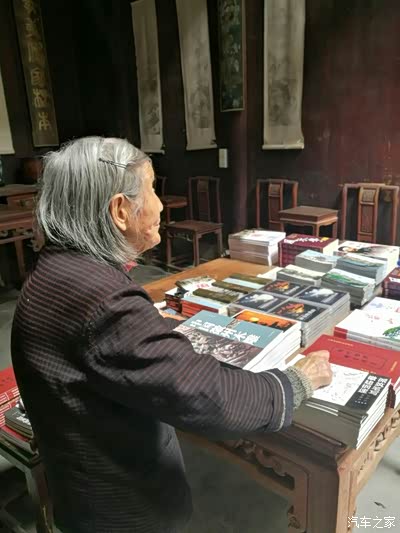 出了敬修堂去盐商汪定贵家承志堂,生活在村里的人们仍然用以前的水路