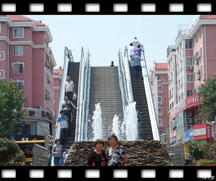 青岛台东步行街,个挺有名气的商业街