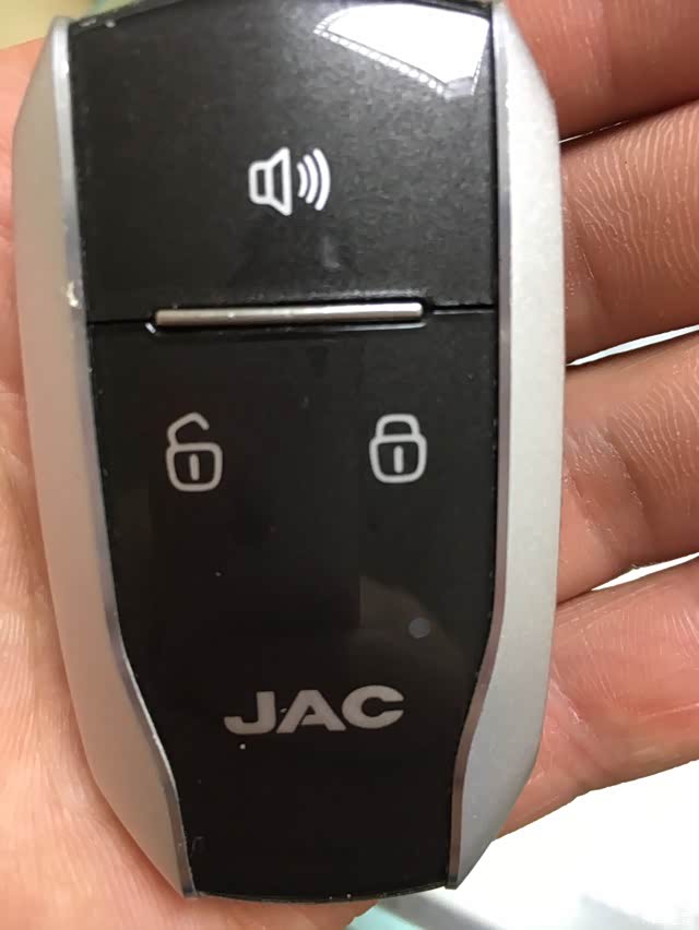 这个钥匙面寻车键设计太稍微注意就按到咣 咣 咣叫声白天还晚再这样我