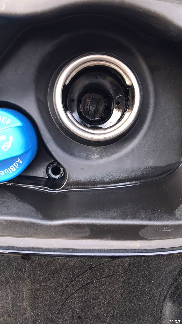 宾利添越4.0柴油油箱盖能打开加油枪插不进去,求大神,急急急