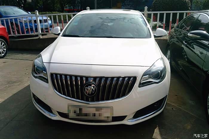 别克家族式的前脸,进气格栅比较有特点