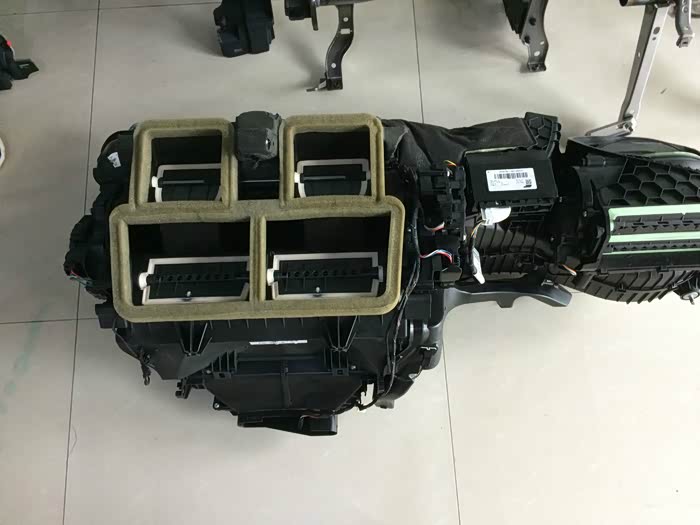 拆下来的空调蒸发箱总成