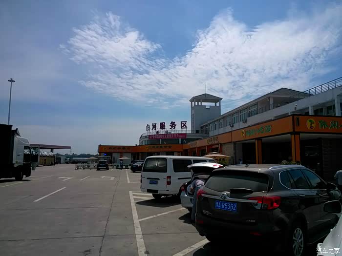 只能再坚持往前开到下一个服务区白河服务区在停下加油,这里是中石油