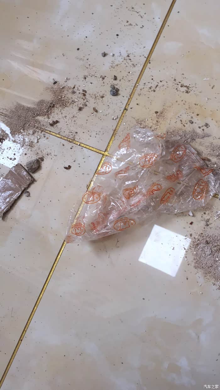 家里最脏的地方 今天给新家打扫卫生,不小心碰到橱柜底下板子