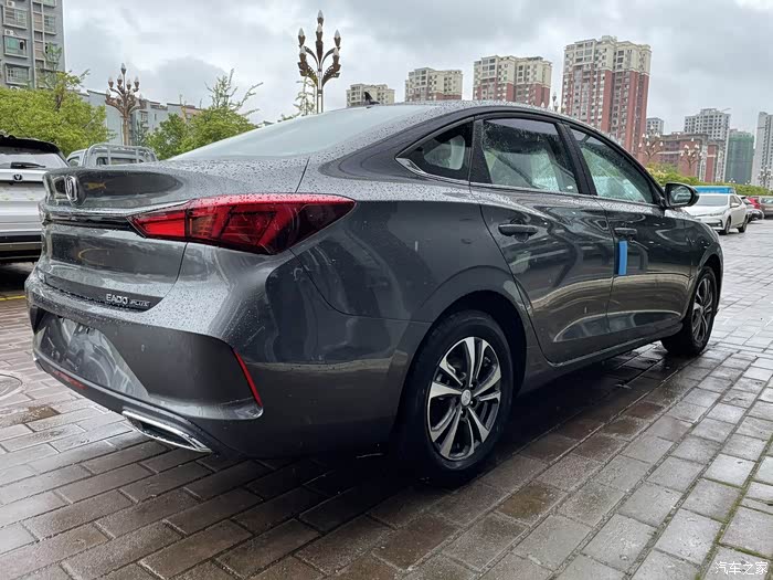 女司机入手一台手动挡的逸动plus