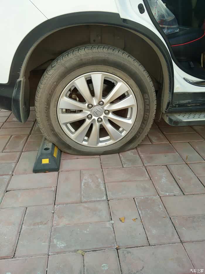 1442 | 回复: 25 本田cr-v论坛 行驶中轮胎扎了完全没有气了,但是胎压