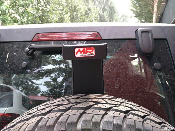 这款备胎架可以调节备胎与后门间隙在备胎还可以装倒车灯