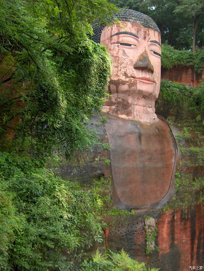 遊覽世界文化遺產參觀中國最大的摩崖石刻樂山大佛