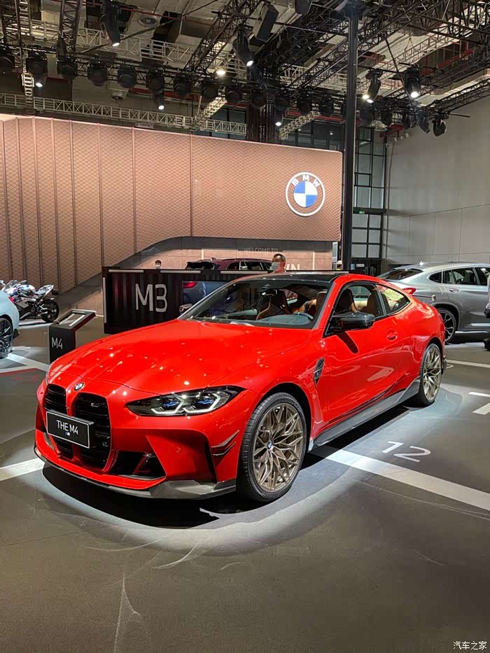 红色的宝马m4车身线条动感十足
