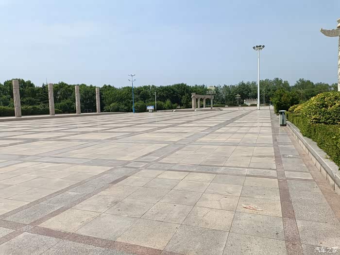 大广场空地很大,适合放风筝的好地方