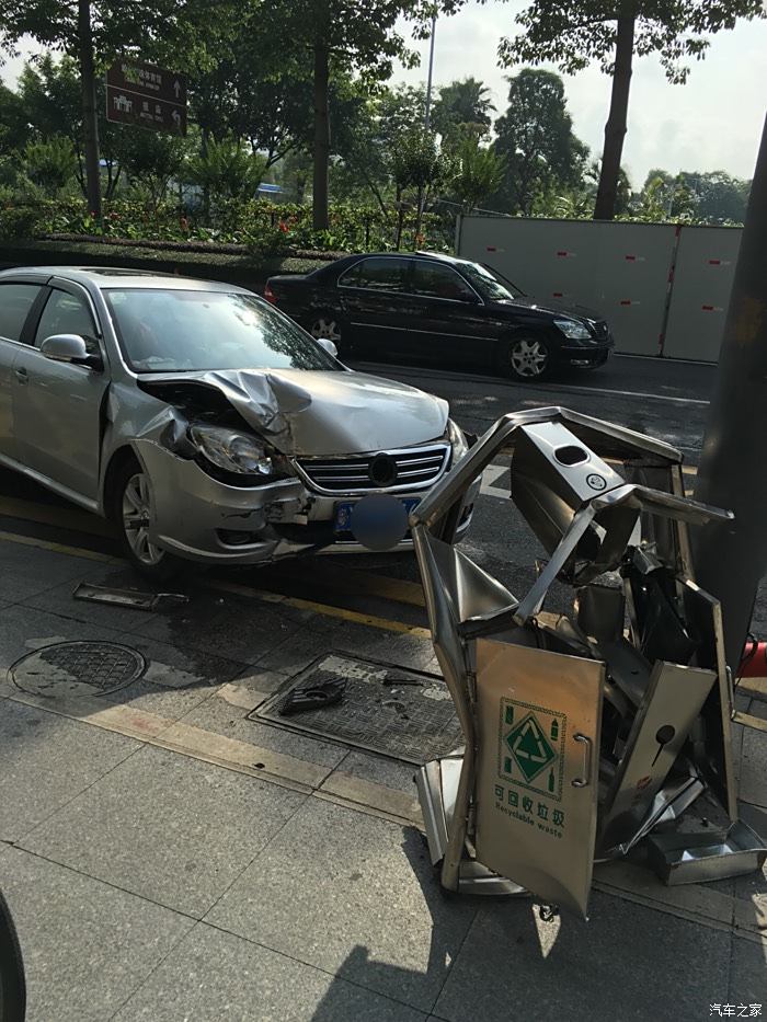 垃圾车撞车事故图片