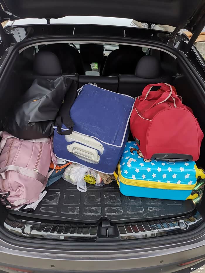 后备箱塞满,5人行李