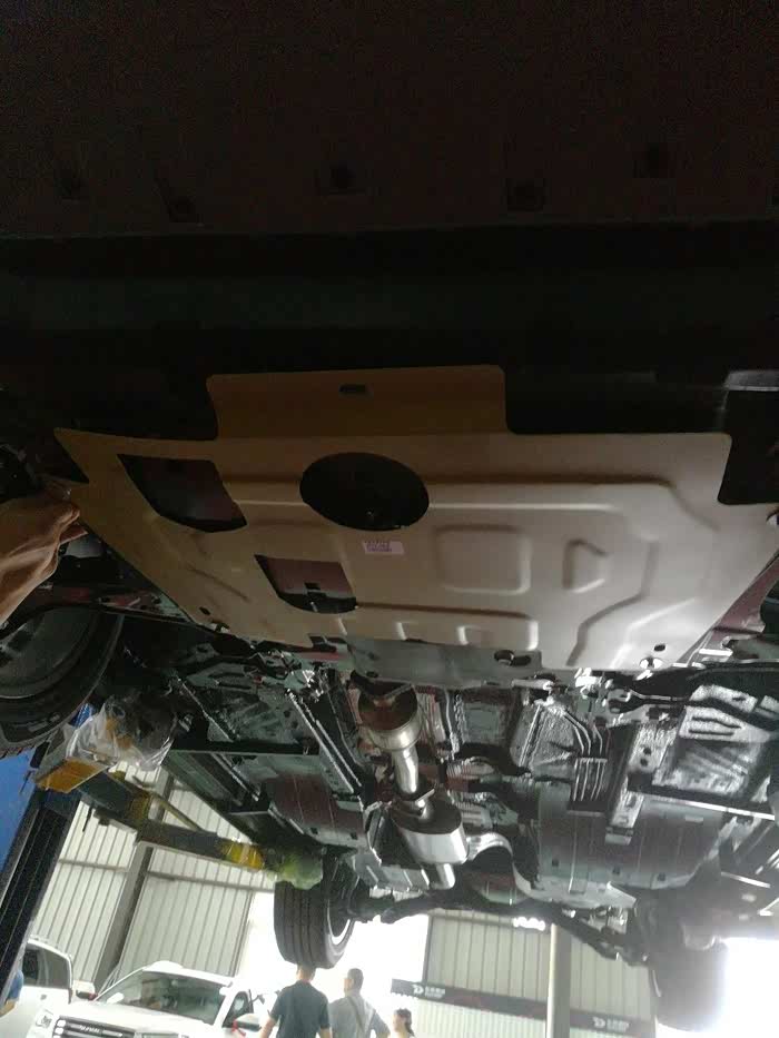 钛合金底盘护板安装完毕