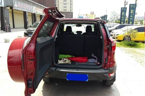 后备箱的亮点当然是他的侧开门设计,整个"拉开"后备厢的动作变得特别