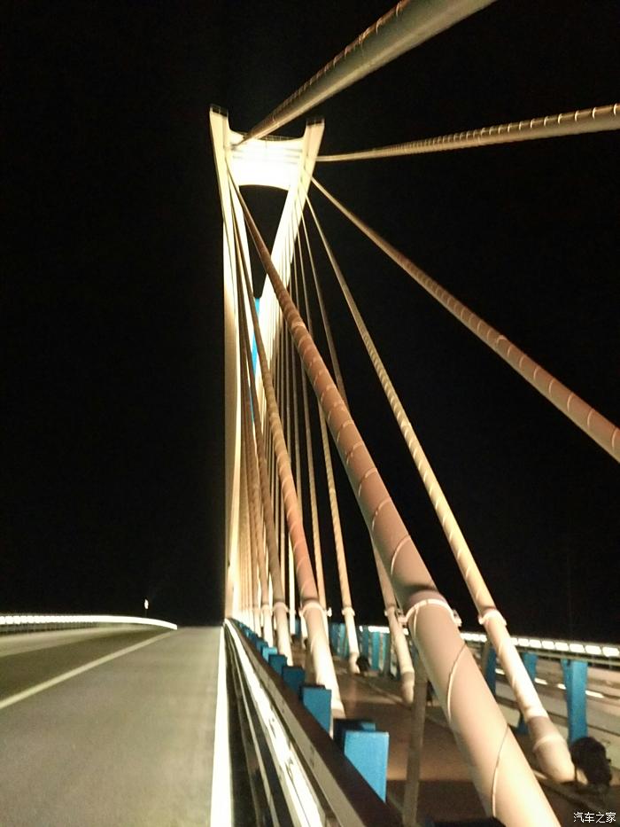 晚上在桥上的照片图片