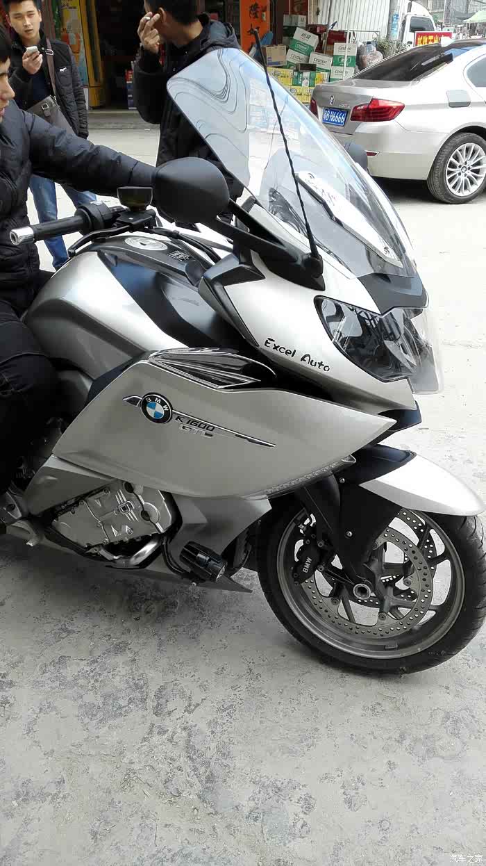 六个排气的宝马摩托