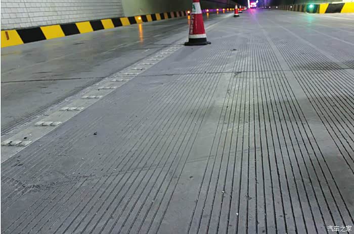 过水泥路面防滑纹(付图片)时减震咚咚声明显
