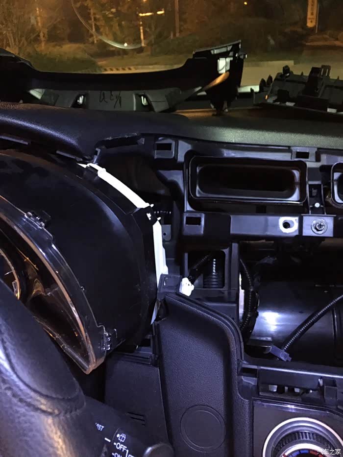 外壳拆法:硬翘!仪表盘里面有3颗螺丝 下面两个 上面一个!