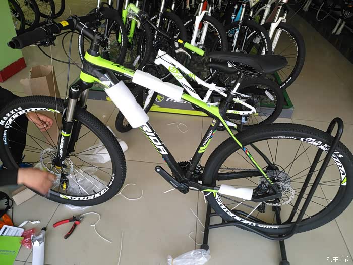 80后新人新车提美利达18款挑战者700