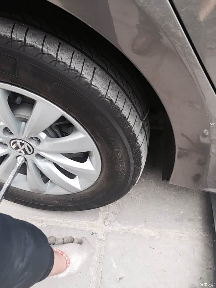 帕萨特轮胎扎钉子了