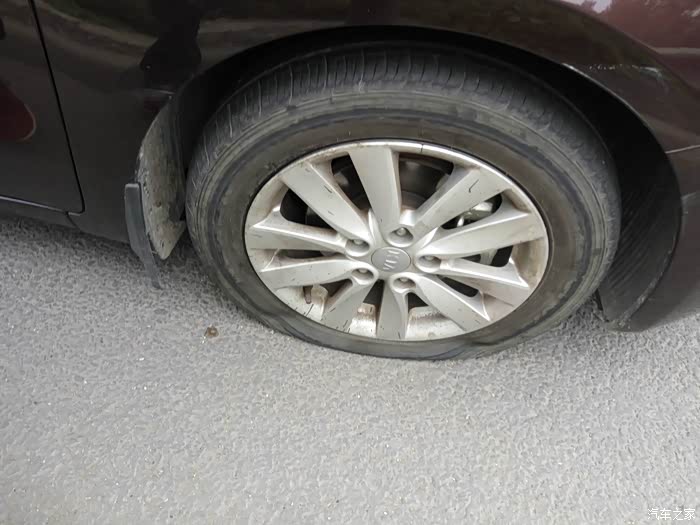 【图】高速前轮爆胎了_起亚k3/k3s论坛_汽车之家论坛