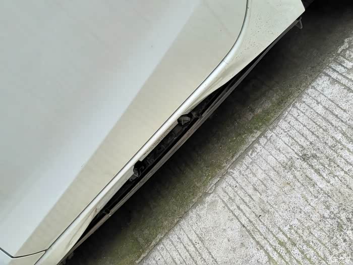 咨询下侧裙凹成这样修下多少钱