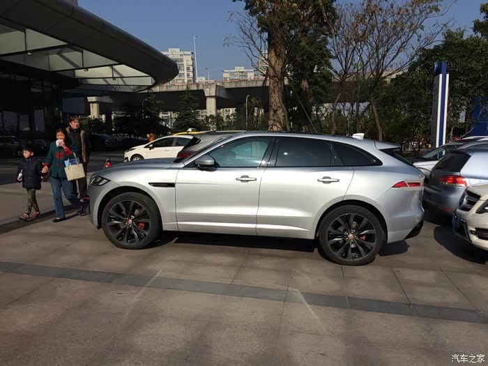 前两天带儿子看病在医院看到了实车