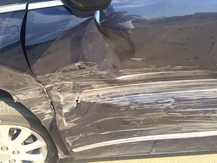 【图】昨天被撞惨了!_别克gl8论坛_汽车之家论坛