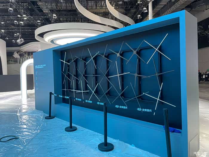 时光穿梭机现代展台