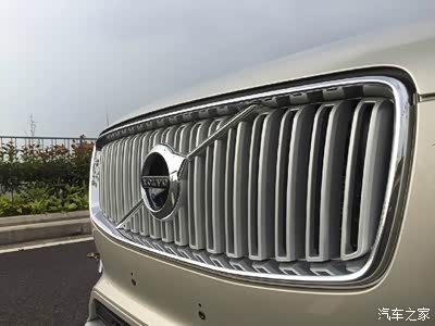 xc90前进气格栅可谓相当带感再加沃尔沃logo那就幅艺术品感觉