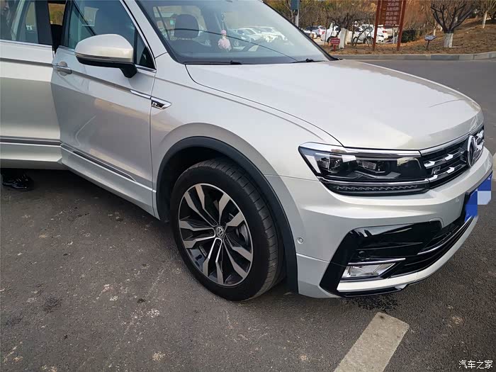 这台途观l r-line确实能给人大空间的既视感,冰岛银色的车身,我觉得很