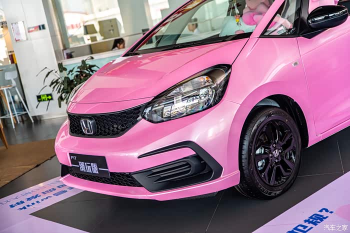 818头号玩家# 保养车偶遇到一台粉色少女心的飞度