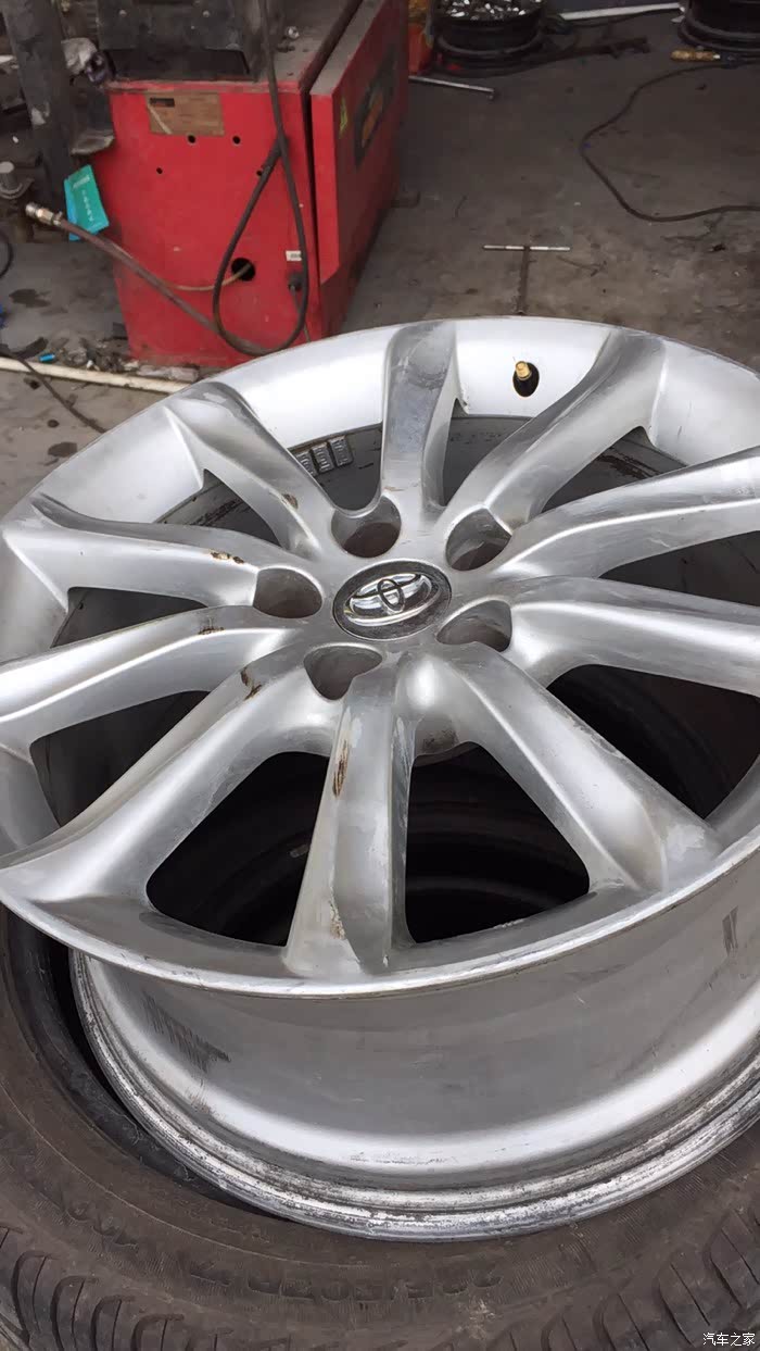 准备翻新的锐志银色轮毂