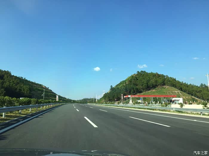 蓝天白云开着改装的320li上高速遛一遛