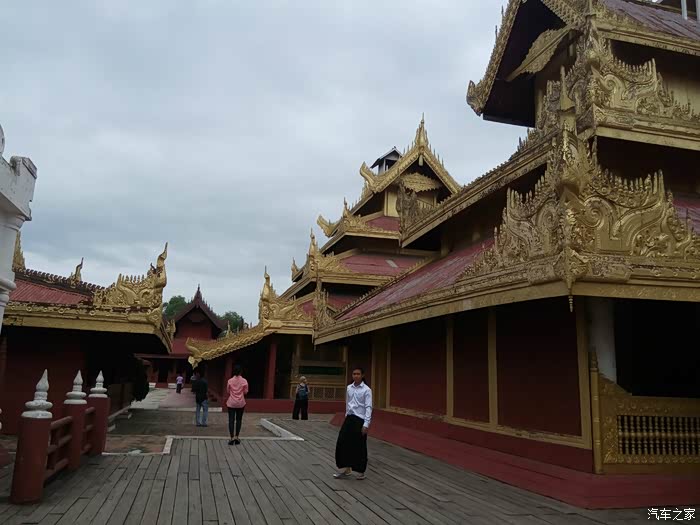 缅甸无论男人还是女人都是穿裙子的,这种裙子叫做隆基,一般隆基,衬衫