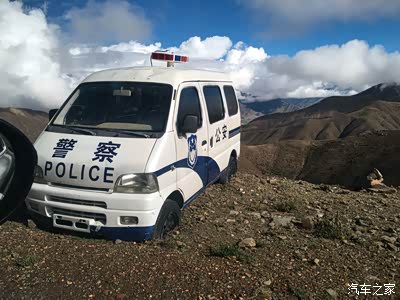 无人值守警车在这期停放轮子半都进去