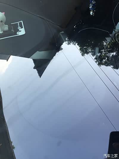 谁知道汽车挡风玻璃上的水渍要怎么清除.