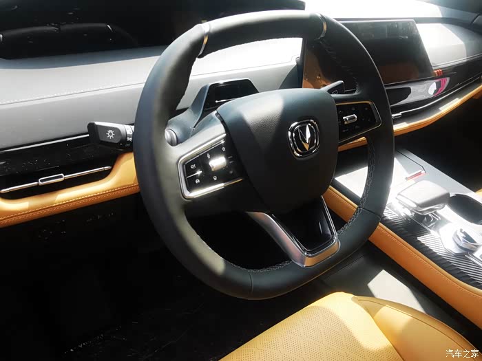 动感十足的多功能方向盘,功能强大,操控轻盈