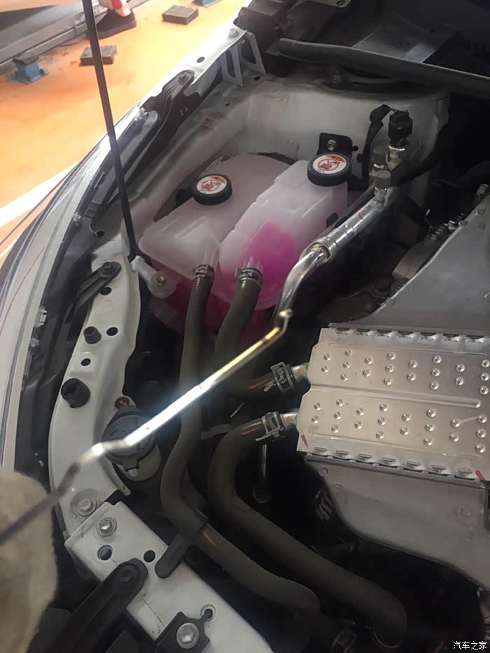 这个叫机油尺,可以看到发动机里面容量和血液干净程度