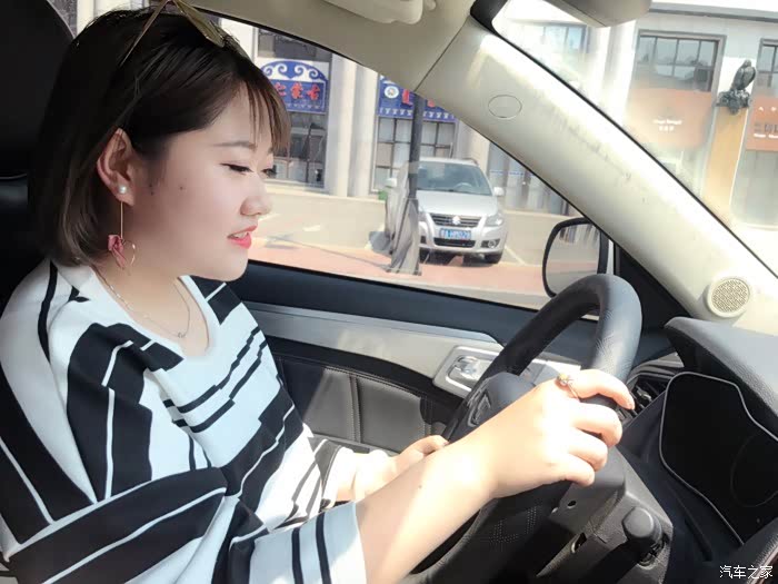 萌妹子开车真的很样儿!