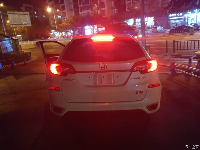 车尾灯亮起来是这样的?