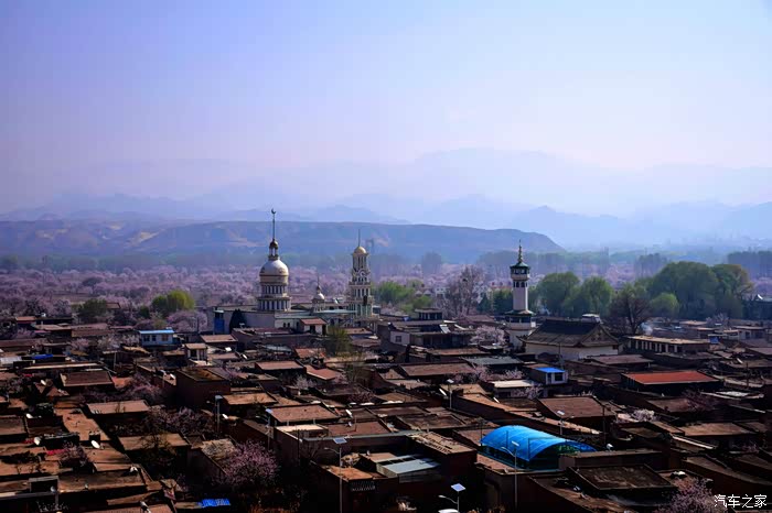 东乡族县唐汪镇的醉美杏花和丹霞奇观