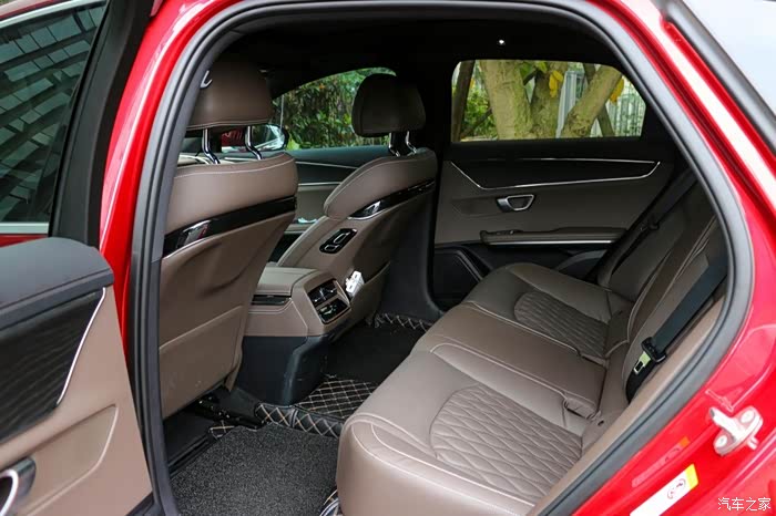 出门品尝地方美食 比亚迪汉颜值能打