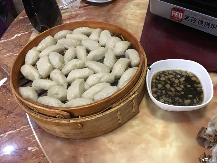 用山药泥和土豆泥伴上莜面蒸出来,沾着料吃.