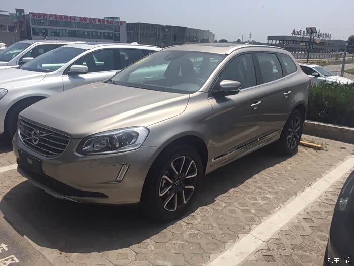 老款海贝灰,比耀目沙颜色稍深,但我没看出太大区别