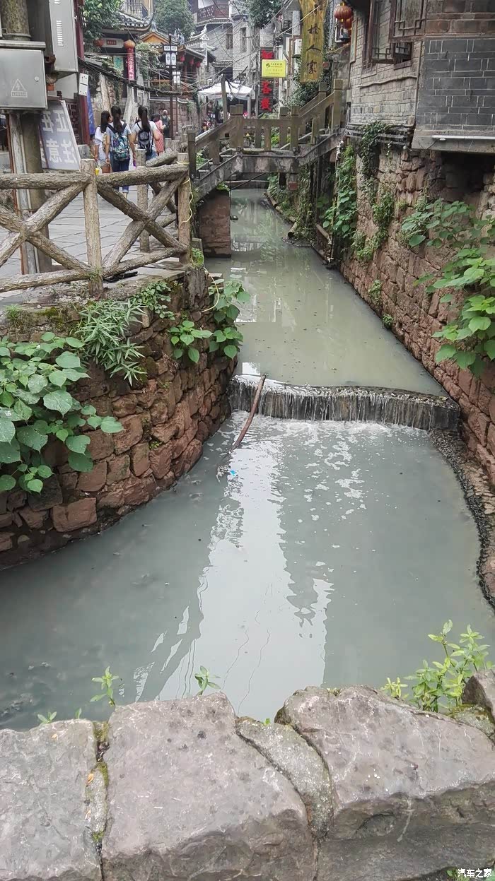 与美景不相称的:污水渠在上游,洗衣人在下游