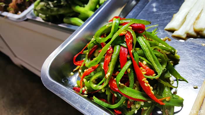自家厨房地狱般的辛辣贵州菜场中的凉拌烧辣椒